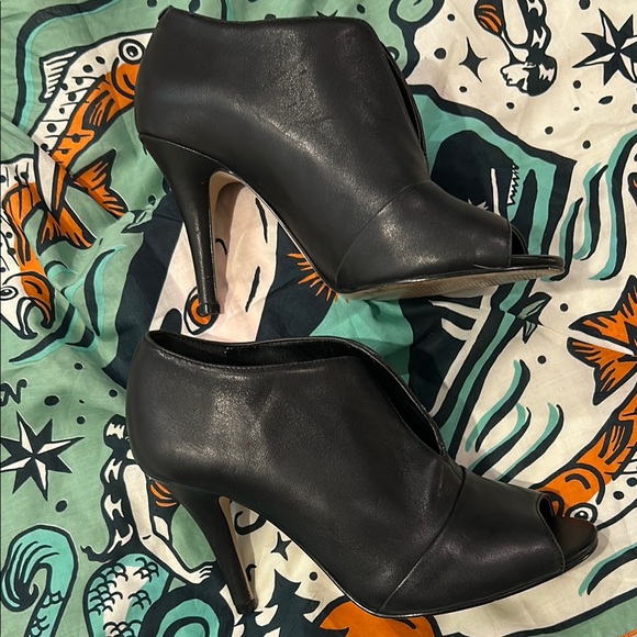 Nine West Black Heeled Boots Modern Versatile Design - Picture 4 of 9